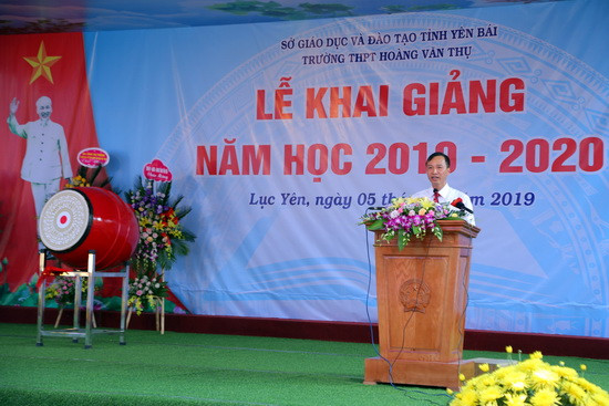 Nhà giáo Phạm Văn Thư - Hiệu trưởng Trường THPT Hoàng Văn Thụ đọc diễn văn tại lễ khai giảng. Ảnh: VIệt Hà