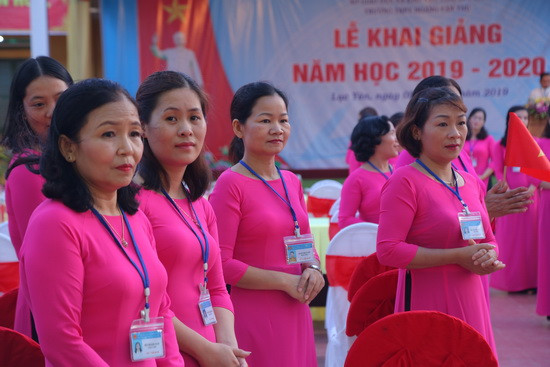 Các nữ nhà giáo rạng ngời trong trang phục áo dài chuẩn bị đón đại biểu khách mời. Ảnh: Việt Hà