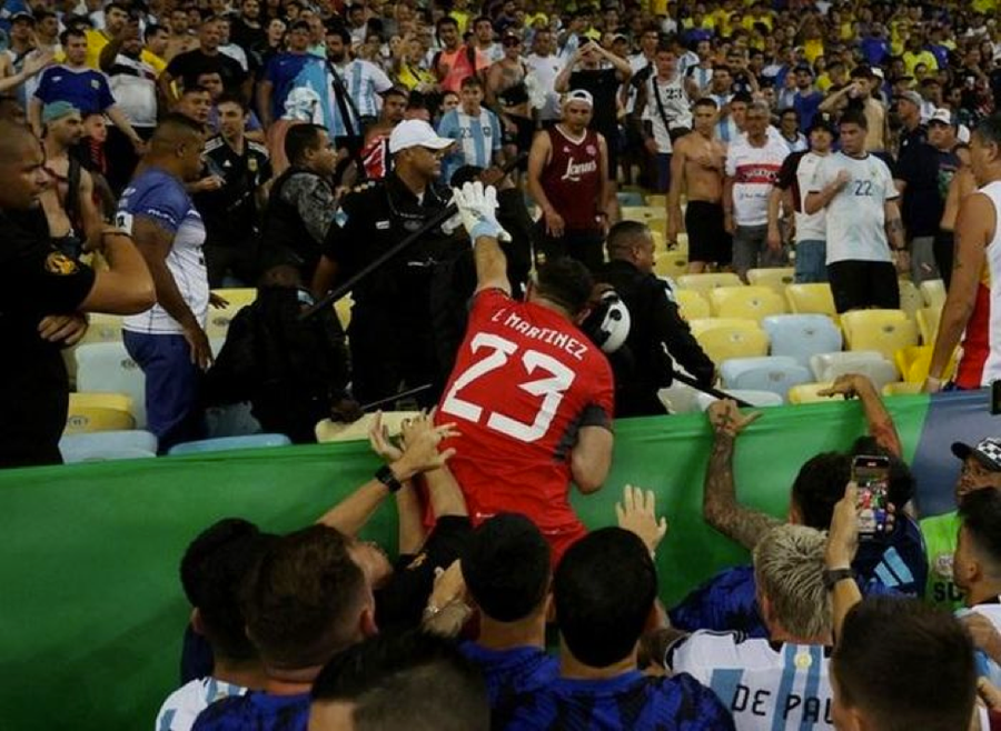 Xô xát giữa trên khán đài giữa cổ động viên Argentina và Brazil hôm 22/11/2023. Xô xát giữa trên khán đài giữa cổ động viên Argentina và Brazil hôm 22/11/2023.