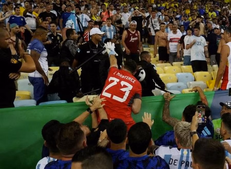 Xô xát giữa trên khán đài giữa cổ động viên Argentina và Brazil hôm 22/11/2023.