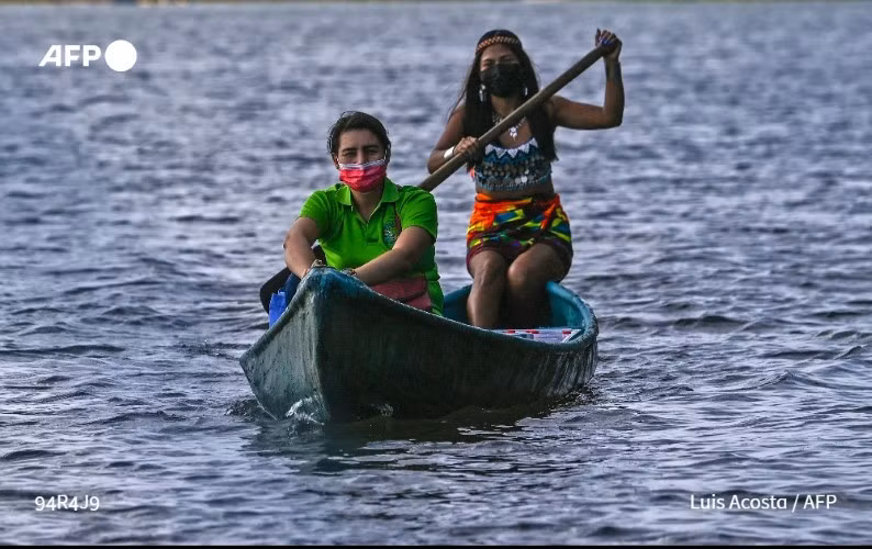 Cô Bouche (ngồi đằng trước) đi thuyền đến dạy học sinh.
