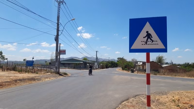 Ngã tư đường liên thôn Kon Kơ Tu 1 và tuyến đường tránh trở thành “điểm đen” tai nạn giao thông trên con đường nghìn tỷ.