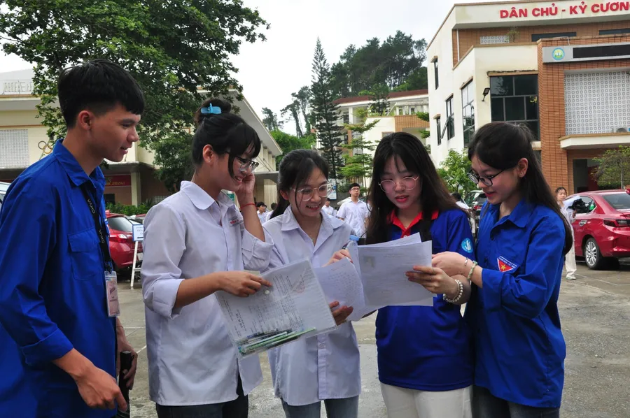Các thanh niên tình nguyện cùng trao đổi đề thi, động viên thí sinh trong những ngày thi.