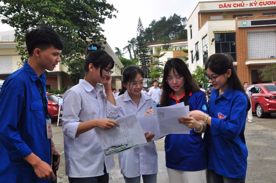 Các thanh niên tình nguyện cùng trao đổi đề thi, động viên thí sinh trong những ngày thi.