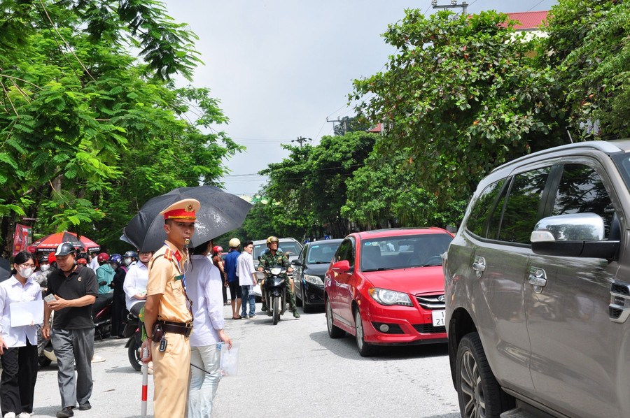 Thời tiết thất thường, nhưng lực lượng CSGT luôn túc trực hỗ trợ thi từ rất sớm. Thời tiết thất thường, nhưng lực lượng CSGT luôn túc trực hỗ trợ thi từ rất sớm.