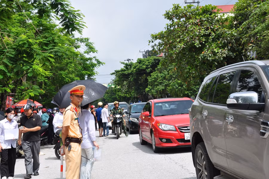 Thời tiết thất thường, nhưng lực lượng CSGT luôn túc trực hỗ trợ thi từ rất sớm.