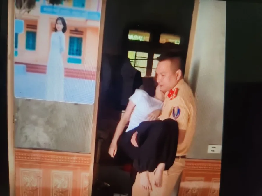 Hình ảnh chiến sĩ CSGT đưa học sinh đi cấp cứu.