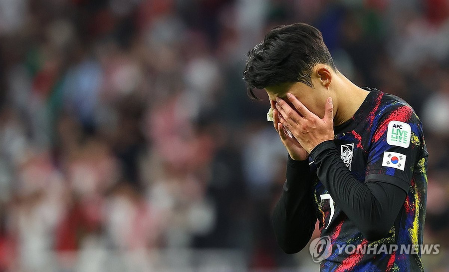 Phản ứng của Son Heung-min sau khi Hàn Quốc thua Jordan 0-2 ở bán kết Asian Cup khuya 6/2. Phản ứng của Son Heung-min sau khi Hàn Quốc thua Jordan 0-2 ở bán kết Asian Cup khuya 6/2.