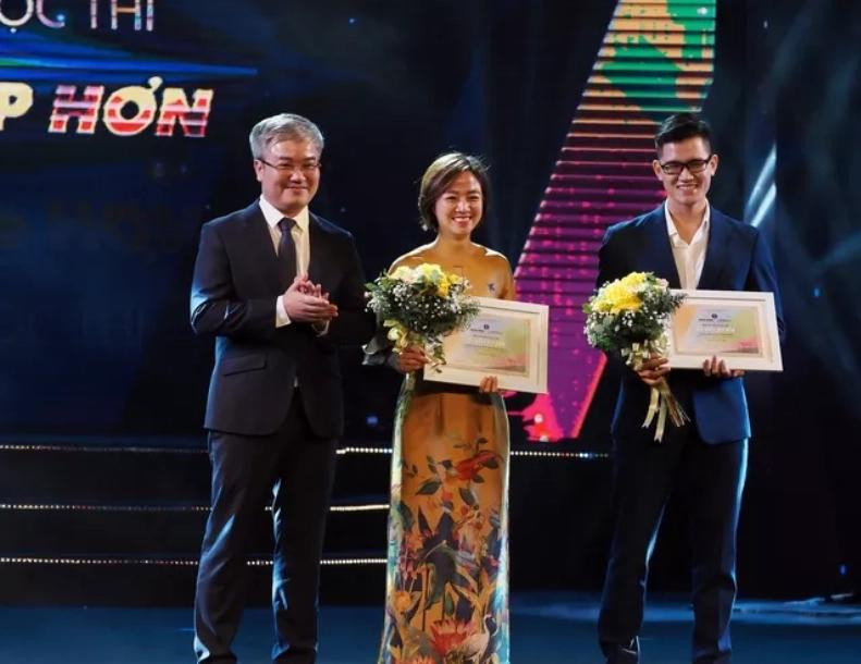 Nhà báo Trần Tuấn Linh - Tổng Biên tập Báo Sức khỏe&Đời sống trao Giải Nhì cho 2 ứng viên Hà Minh Đức (sinh năm 1995, Hà Nội) và Đặng Thị Minh Trang (sinh năm 1989, TPHCM). Nhà báo Trần Tuấn Linh - Tổng Biên tập Báo Sức khỏe&Đời sống trao Giải Nhì cho 2 ứng viên Hà Minh Đức (sinh năm 1995, Hà Nội) và Đặng Thị Minh Trang (sinh năm 1989, TPHCM).