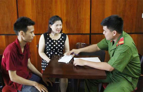 Chủ khách sạn trả 70 triệu đồng cho du khách bỏ quên - Ảnh 1 Chu khach san tra 70 trieu dong cho du khach bo quen - Anh 1