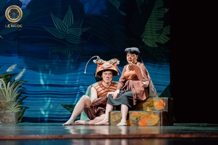 Trong vở kịch, nhân vật mẹ Dế Mèn xuất hiện xuyên suốt như sợi chỉ về tình mẫu tử.