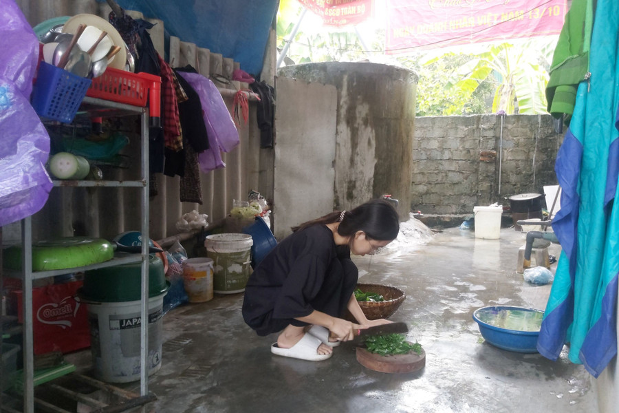 Ngoài thời gian đến lớp, về nhà em vẫn luôn chăm chỉ giúp đỡ gia đình. (Ảnh: Vũ Long)