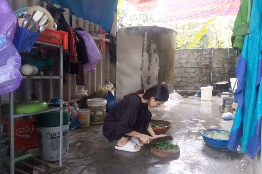 Ngoài thời gian đến lớp, về nhà em vẫn luôn chăm chỉ giúp đỡ gia đình. (Ảnh: Vũ Long)