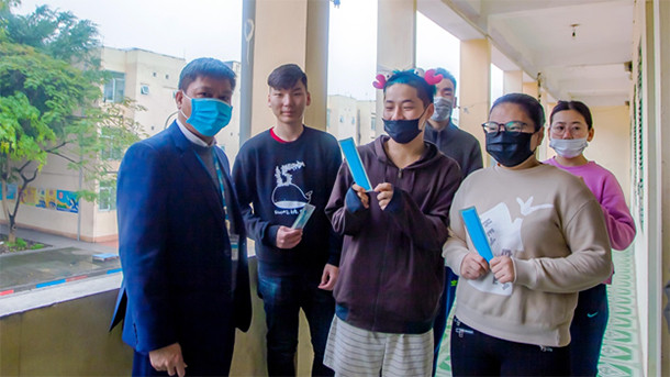 Phát khẩu trang miễn phí cho sinh viên trong KTX. Phát khẩu trang miễn phí cho sinh viên trong KTX.