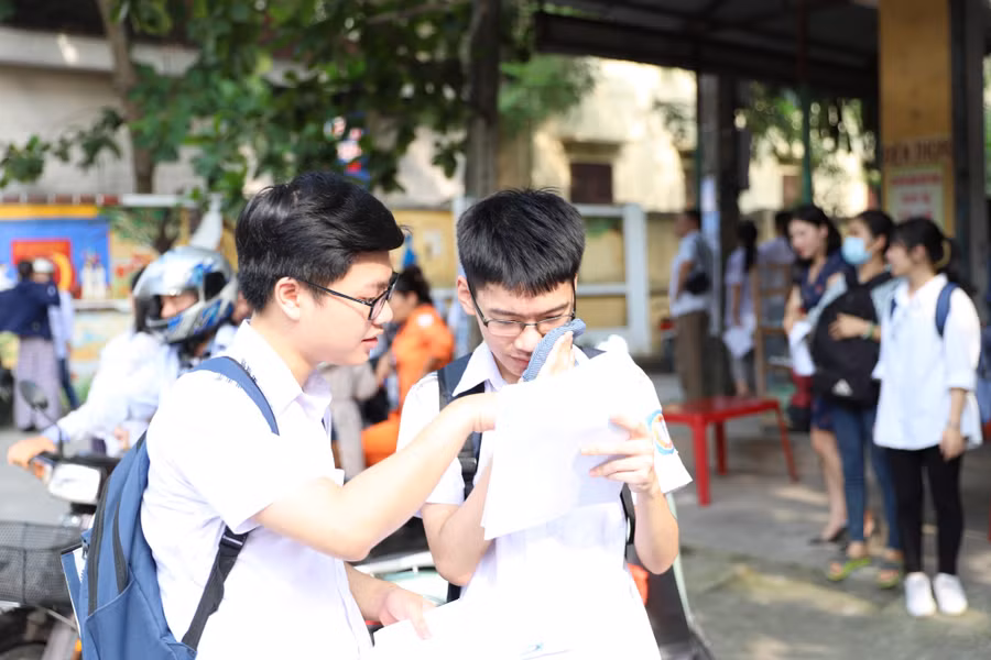 Thí sinh dự thi tại Trường THPT Thanh Sơn (Phú Thọ).