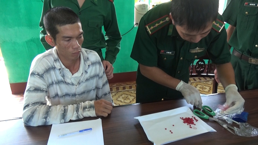 Kiểm đếm số ma túy tổng hợp thu được từ nhà đối tượng Mai Văn Tới (áo trắng kẻ ngang). Kiểm đếm số ma túy tổng hợp thu được từ nhà đối tượng Mai Văn Tới (áo trắng kẻ ngang).