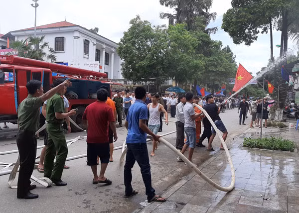 Đám cháy được dập tắt sau gần 30 phút.