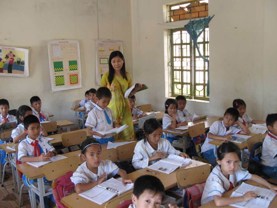 Thực hiện CTGDPT mới cần đảm bảo đội ngũ GV đủ về số lượng và chất lượng . Ảnh: Đức Trí