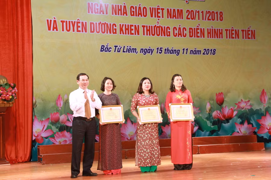 Bí thư quận ủyTrương Văn Thiều trao tặng Bằng khen của Bộ trưởng Bộ GD&ĐT cho 3 các tập thể của quận Bắc Từ Liêm.