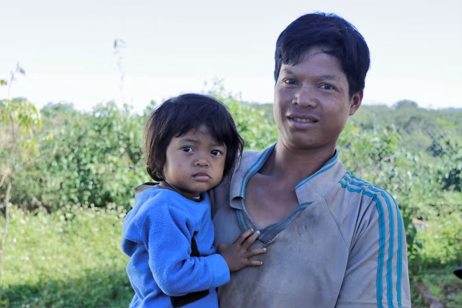 Người dân buôn Lách Ló vui mừng khi sắp có công trình nước sạch phục vụ cô trò ở đây.