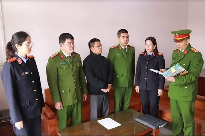 Cơ quan CSĐT thi hành lệnh bắt bị can Nguyễn Văn Nam, trưởng phòng Tài nguyên &amp; Môi trường huyện Bắc Yên.