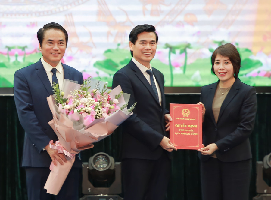 Bà Nguyễn Thị Bích Ngọc trao Quyết định của Thủ tướng phê duyệt Quy hoạch tỉnh Sơn La thời kỳ 2021 - 2030, tầm nhìn đến năm 2050. Bà Nguyễn Thị Bích Ngọc trao Quyết định của Thủ tướng phê duyệt Quy hoạch tỉnh Sơn La thời kỳ 2021 - 2030, tầm nhìn đến năm 2050.