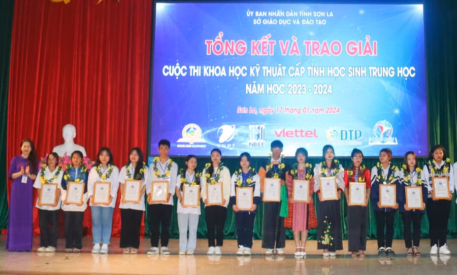 Các thí sinh nhận giấy chứng nhận đoạt giải tại cuộc thi.