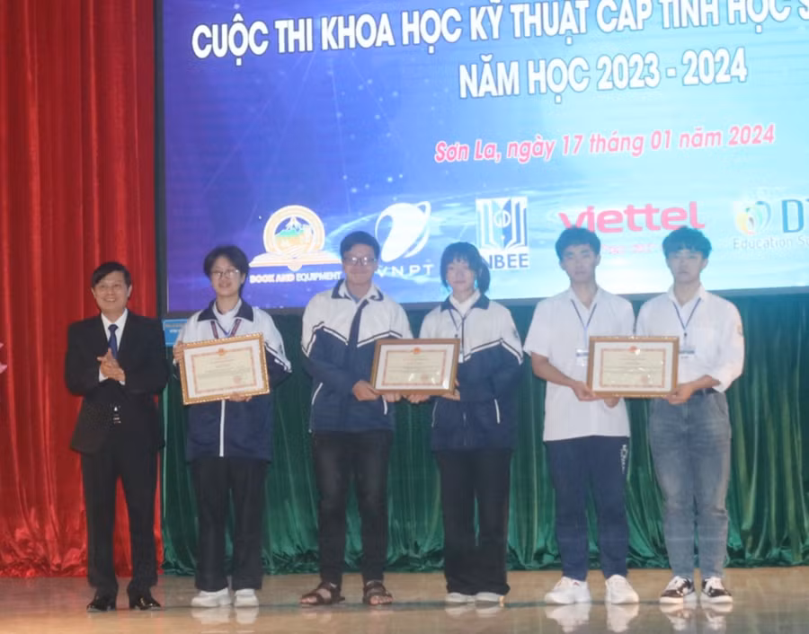 Ông Lê Tiến Quân, Phó Giám đốc Sở GD&amp;ĐT tỉnh Sơn La thừa ủy quyền UBND tỉnh Sơn La trao Bằng khen cho 5 học sinh có dự án đoạt giải Nhất.
