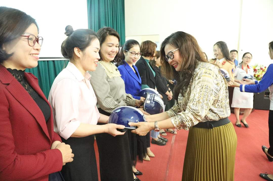 Các cán bộ, giáo viên tham gia lớp tập huấn được tặng mũ bảo hiểm. Các cán bộ, giáo viên tham gia lớp tập huấn được tặng mũ bảo hiểm.