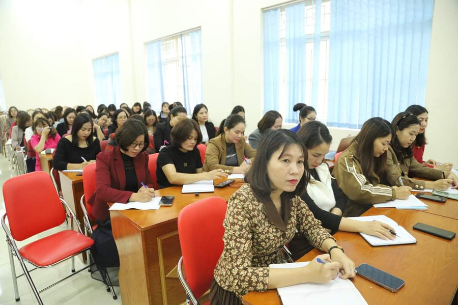 Các giáo viên chăm chú nghe hướng dẫn về luật ATGT. Các giáo viên chăm chú nghe hướng dẫn về luật ATGT.