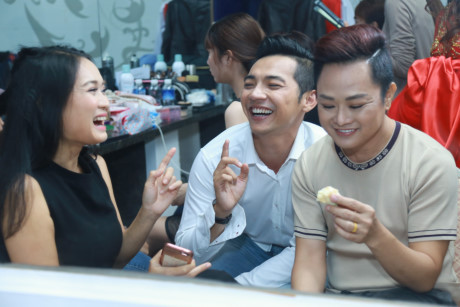 Đàm Vĩnh Hưng tự tay trang điểm cho chồng Cẩm Ly - Ảnh 8 Dam Vinh Hung tu tay trang diem cho chong Cam Ly - Anh 8