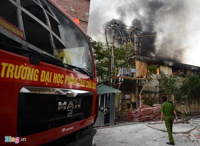 Cháy nhà xưởng liên doanh ôtô, khói bốc cao trăm mét