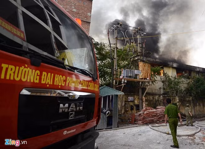 Cháy nhà xưởng liên doanh ôtô, khói bốc cao trăm mét