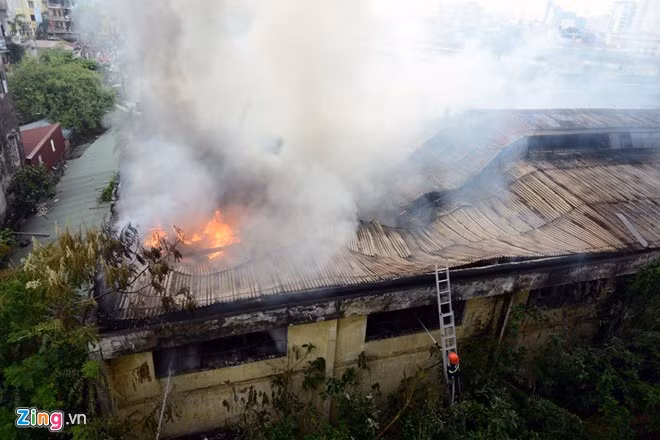 Cháy nhà xưởng liên doanh ôtô, khói bốc cao trăm mét
