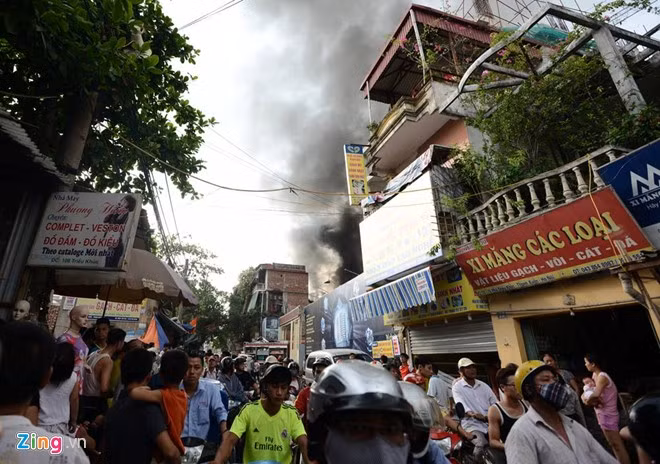 Cháy nhà xưởng liên doanh ôtô, khói bốc cao trăm mét