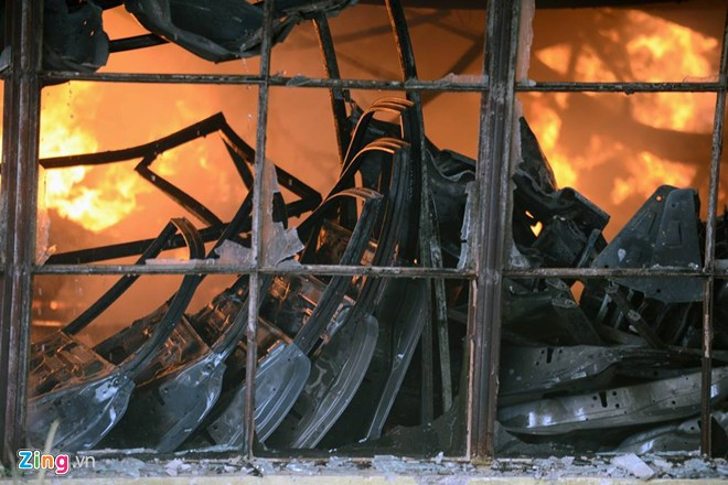 Cháy nhà xưởng liên doanh ôtô, khói bốc cao trăm mét