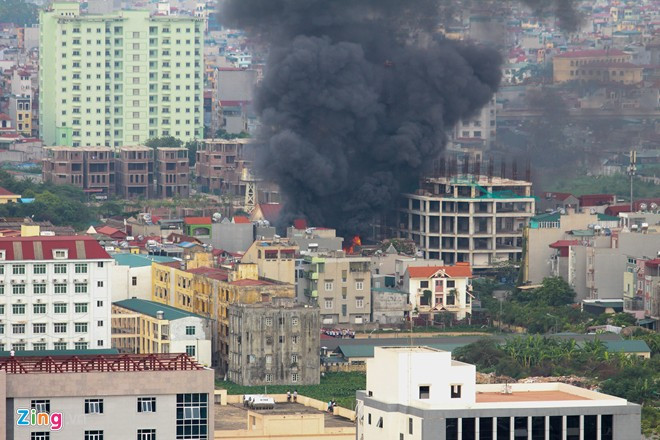 Cháy nhà xưởng liên doanh ôtô, khói bốc cao trăm mét