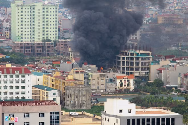 Cháy nhà xưởng liên doanh ôtô, khói bốc cao trăm mét