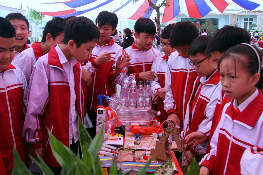 Chương trình "Đưa nhà khoa học đến với học sinh” thực sự là ngày hội STEM với học sinh. Ảnh: Việt Hà