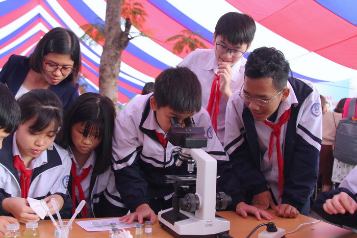 Các bạn này đang khám phá các vật thể bằng kính hiểm vi. Ảnh: Việt Hà