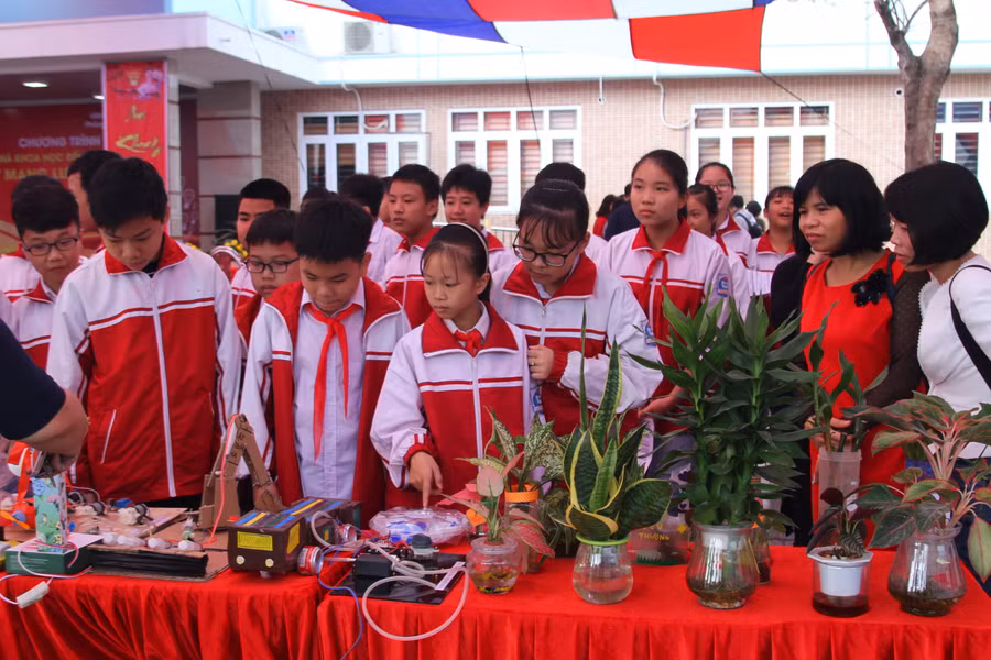 Học sinh trải nghiệm thiết bị STEM tự làm