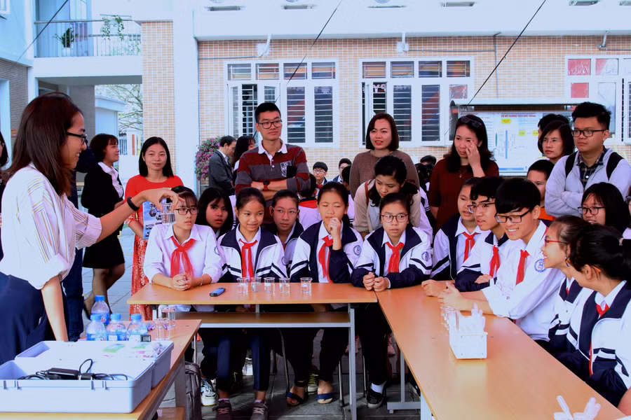 Học sinh chăm chú nghe các hướng dẫn trước khi trải nghiệm theo chủ đề STEM. Ảnh: Việt Hà