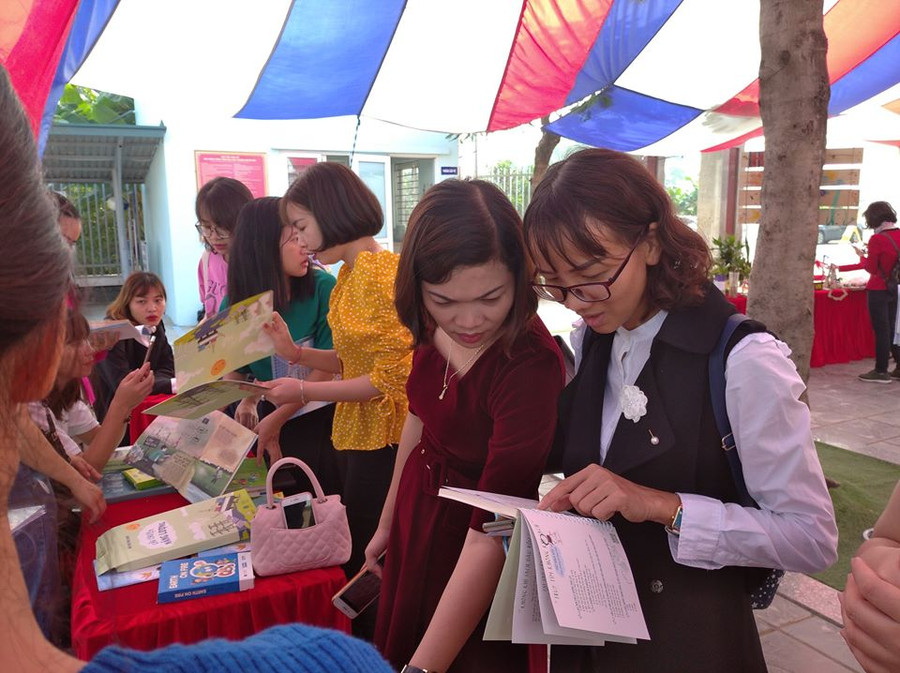 Giáo viên tham khảo tài liệu và trải nghiệm các bộ dụng cụ STEM. Ảnh: Việt Hà