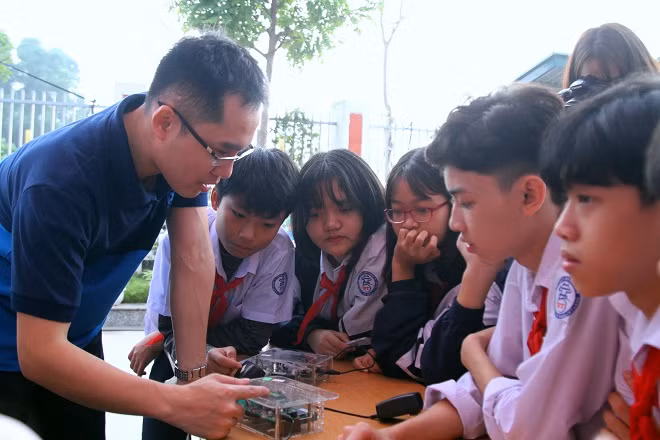 Học sinh hào hứng trải nghiệm STEM cùng nhà khoa học