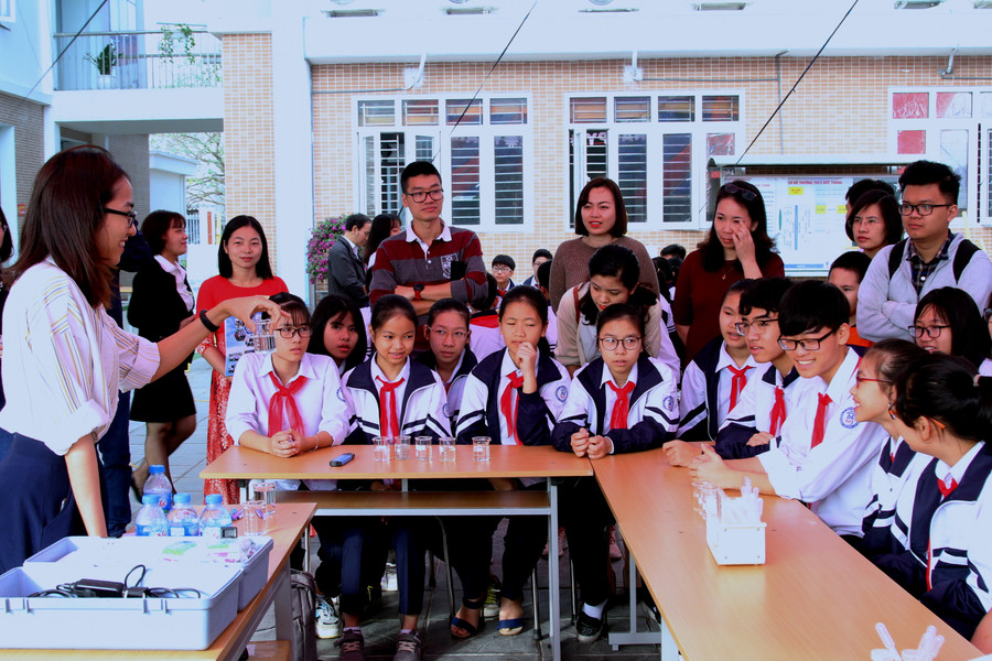 Học sinh chăm chú nghe các hướng dẫn trước khi trải nghiệm theo chủ đề STEM. Ảnh: Việt Hà