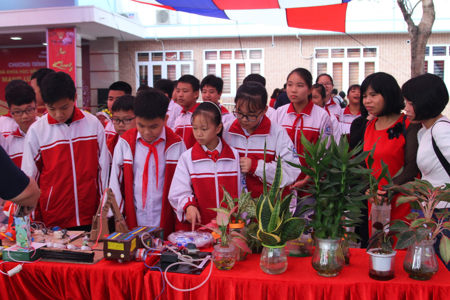 Học sinh trải nghiệm thiết bị STEM tự làm