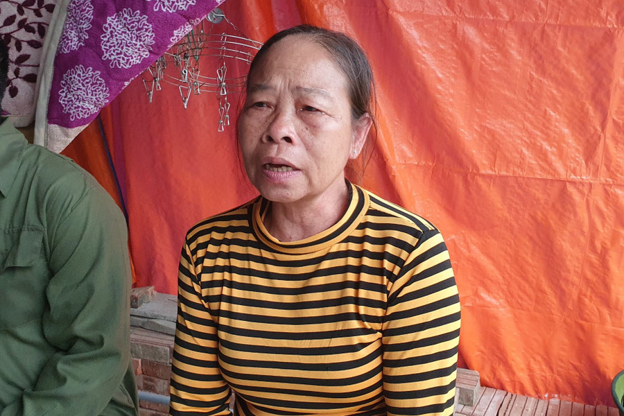 Mẹ anh Huân bật khóc khi nói về hoàn cảnh của con, cháu. (Ảnh: T.H). Mẹ anh Huân bật khóc khi nói về hoàn cảnh của con, cháu. (Ảnh: T.H).