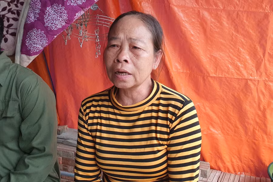 Mẹ anh Huân bật khóc khi nói về hoàn cảnh của con, cháu. (Ảnh: T.H).