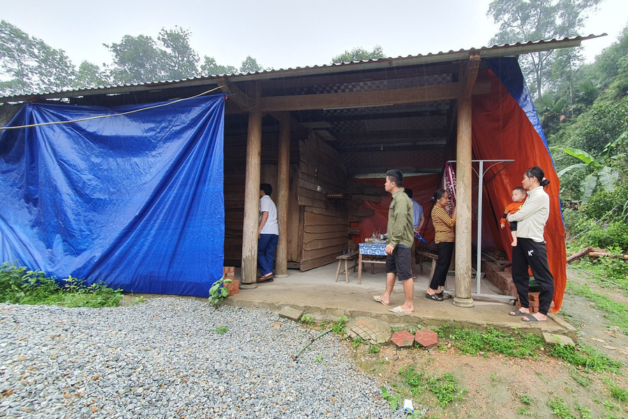 Căn nhà của vợ chồng anh Huân dùng bạt che 4 phía để tránh mưa nắng. (Ảnh: T.H). Căn nhà của vợ chồng anh Huân dùng bạt che 4 phía để tránh mưa nắng. (Ảnh: T.H).