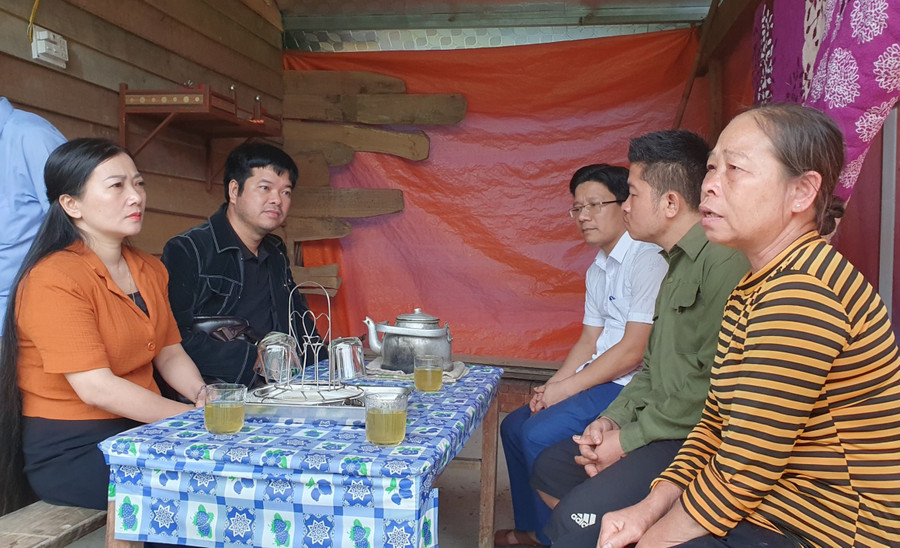 Lãnh đạo địa phương cùng đại diện Báo GD&TĐ thăm hỏi, động viên gia đình anh Huân sớm làm căn nhà để ổn định cuộc sống. (Ảnh: T.H). Lãnh đạo địa phương cùng đại diện Báo GD&TĐ thăm hỏi, động viên gia đình anh Huân sớm làm căn nhà để ổn định cuộc sống. (Ảnh: T.H).